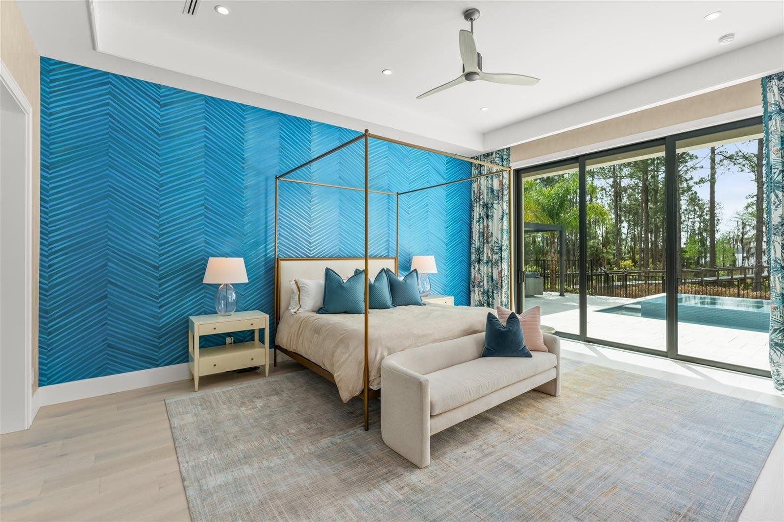 Suíte máster com cama de dossel