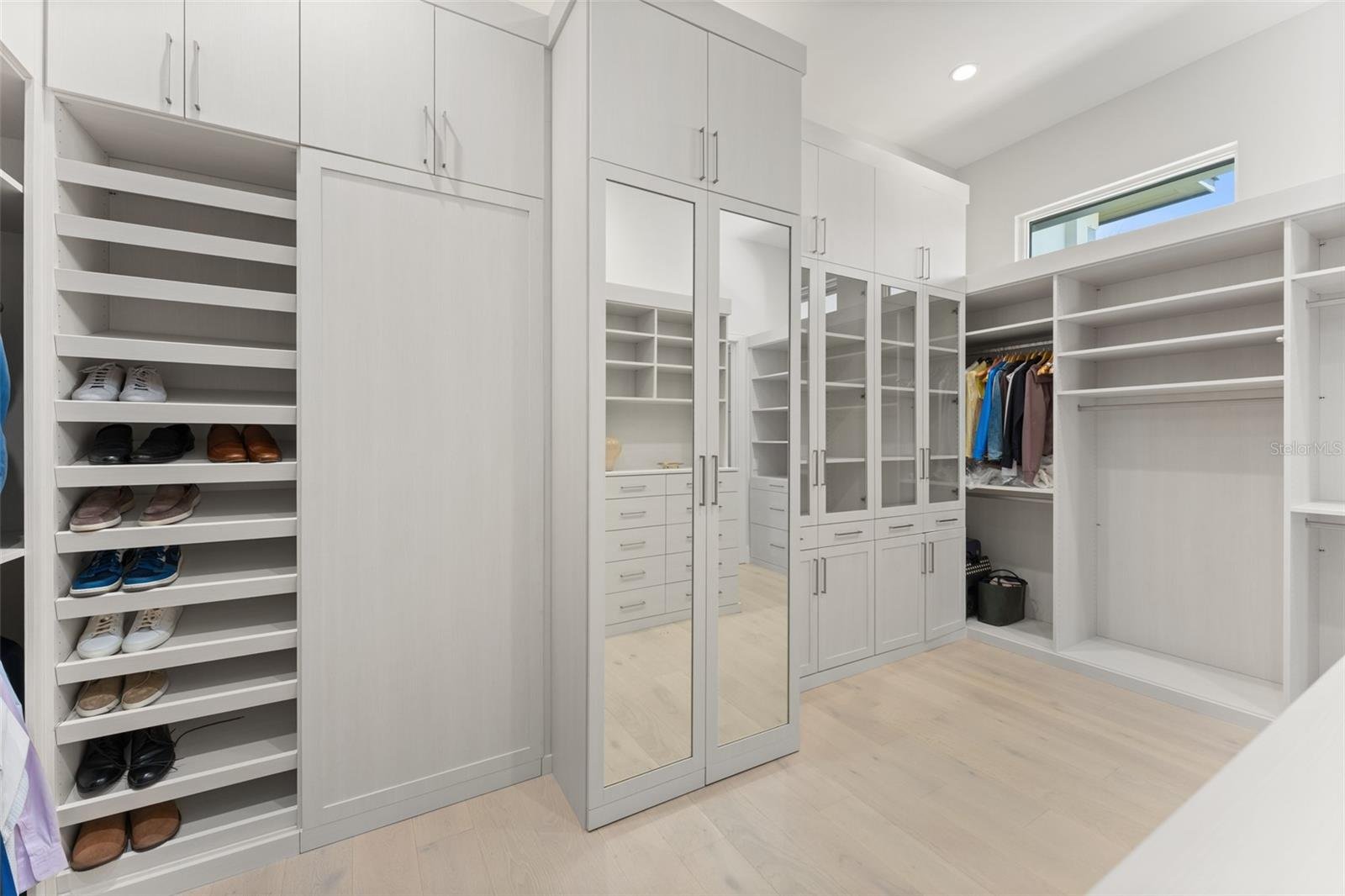 Closet com marcenaria planejada e ilha central