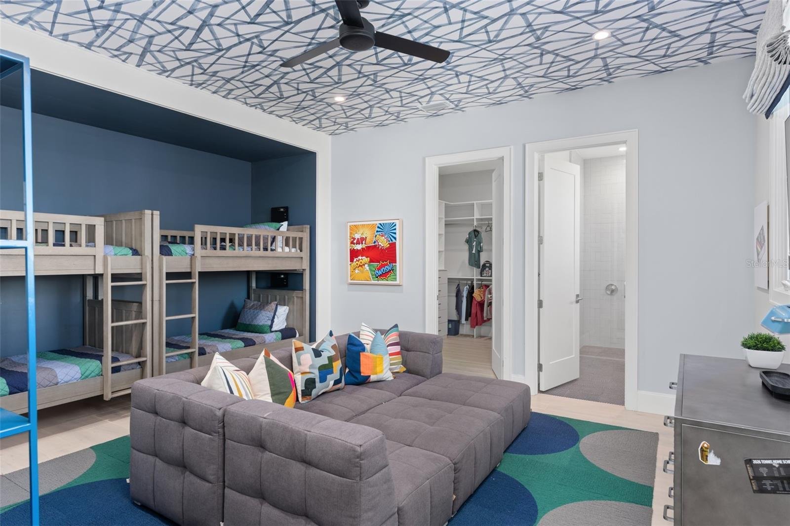 Quarto infantil com duas beliches de madeira